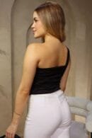 Blusa Bela en acetato con drapeado frontal, argollas metálicas doradas y diseño de un solo hombro
