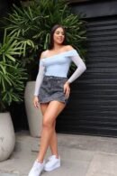 Falda short gris oscuro en jean rígido, cómoda y con excelente horma, disponible de la talla 6 a la 16.