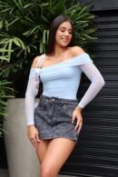 Falda short gris oscuro en jean rígido, cómoda y con excelente horma, disponible de la talla 6 a la 16.