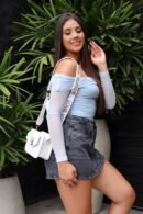 Falda short gris oscuro en jean rígido, cómoda y con excelente horma, disponible de la talla 6 a la 16.