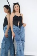 Jean importado Atenea en denim rígido tono degradé con bolsillos laterales.