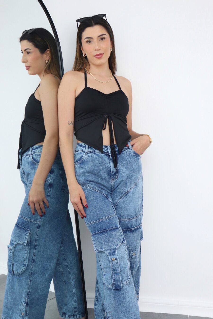 Jean importado Atenea en denim rígido tono degradé con bolsillos laterales.