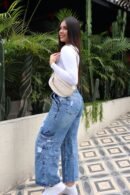Jean Dakota estilo cargo con bolsillos diagonales, tono degradé y pequeños desgastes.