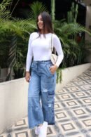 Jean Dakota estilo cargo con bolsillos diagonales, tono degradé y pequeños desgastes.