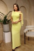 Vestido Noelia largo en acetato doble tela, un solo hombro con caída tipo cola y detalle medio beso – Tallas S y M