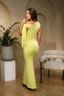 Vestido Noelia largo en acetato doble tela, un solo hombro con caída tipo cola y detalle medio beso – Tallas S y M