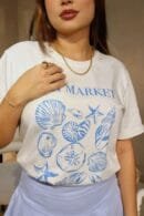 Camiseta oversize Marfil en algodón con estampado celeste Sea Market – diseño unisex, talla única