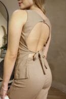 Blusa Sylvia en lino con espalda descubierta, broche superior y amarre inferior – Tallas S, M y L