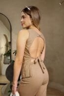 Blusa Sylvia en lino con espalda descubierta, broche superior y amarre inferior – Tallas S, M y L
