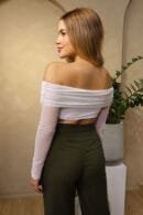 Blusa de velo unicolor manga larga con cuello bandeja y arrunchado en los hombros – Talla única