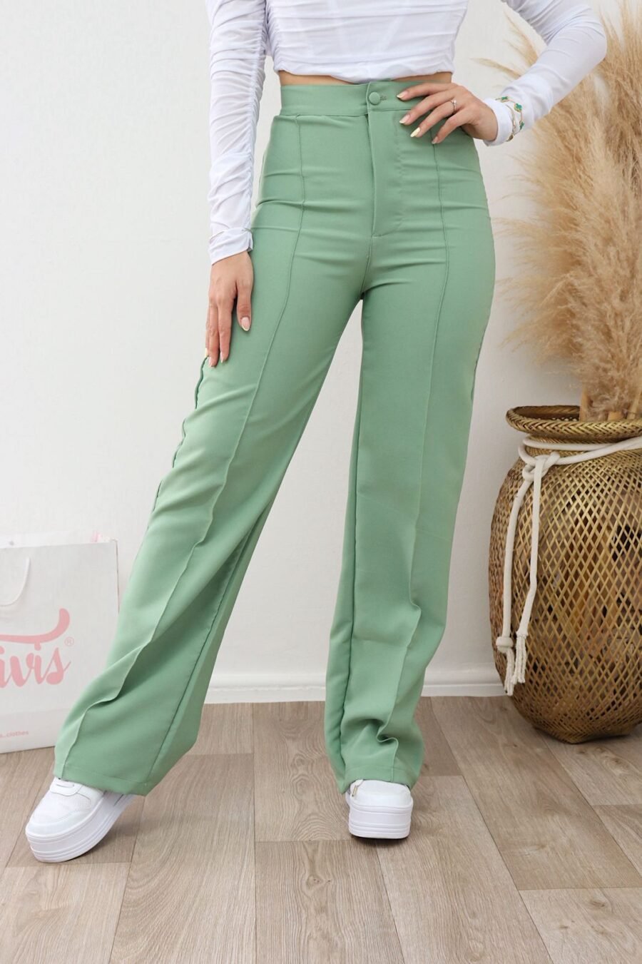 Pantalón Amelia wide leg en tela Noche de Viena con pliegue frontal.