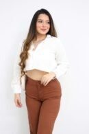 Blusa Anna manga larga en popelina, corte semi oversize y corto, ideal para usar abierta o cerrada.
