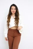 Blusa Anna manga larga en popelina, corte semi oversize y corto, ideal para usar abierta o cerrada.