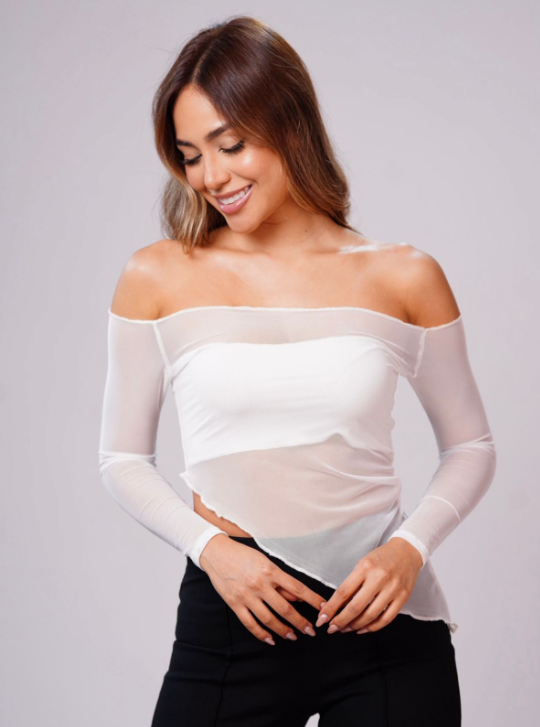 Blusa Dulce en velo, con top interno, cuello bandeja y corte inferior asimétrico. Disponible en talla única.