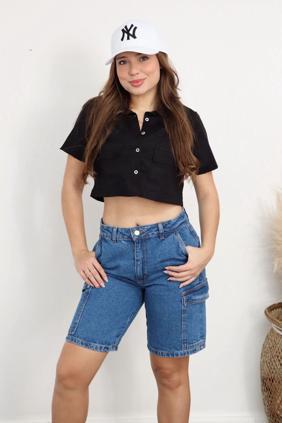 Torero cargo en jean rígido, con diseño moderno y cómodo, disponible en tallas 6 a 12.