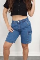 Torero cargo en jean rígido, con diseño moderno y cómodo, disponible en tallas 6 a 12.