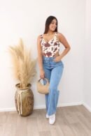 Jean Verónica wide leg en denim rígido, con costuras estructuradas