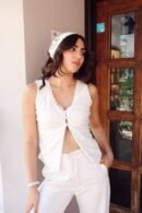 Blusa de tiras anchas con botones frontales para amarre, confeccionada en sesgo.