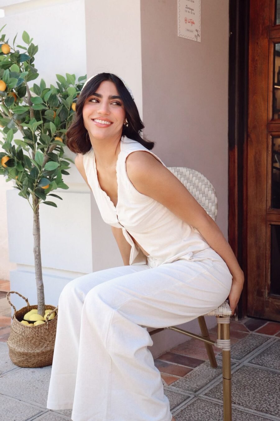 Blusa de tiras anchas con botones frontales para amarre, confeccionada en sesgo.