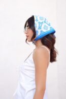 Blusa en popelina con amarre delantero en onda, diseño vanguardista y chic, disponible en tallas S y M.