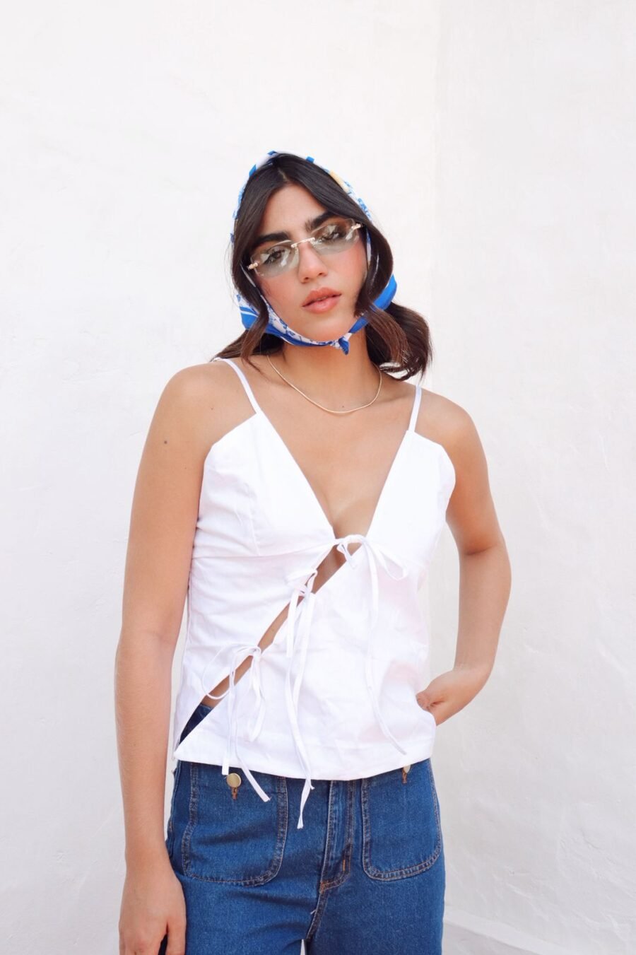 Blusa en popelina con amarre delantero en onda, diseño vanguardista y chic, disponible en talla unica
