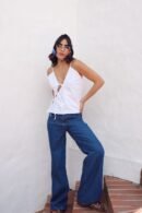 Blusa en popelina con amarre delantero en onda, diseño vanguardista y chic, disponible en tallas S y M.