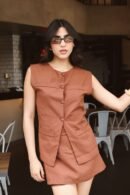 Chaleco Renata largo en lino, con abertura lateral que aporta movimiento y elegancia. Disponible en tallas S, M y L.