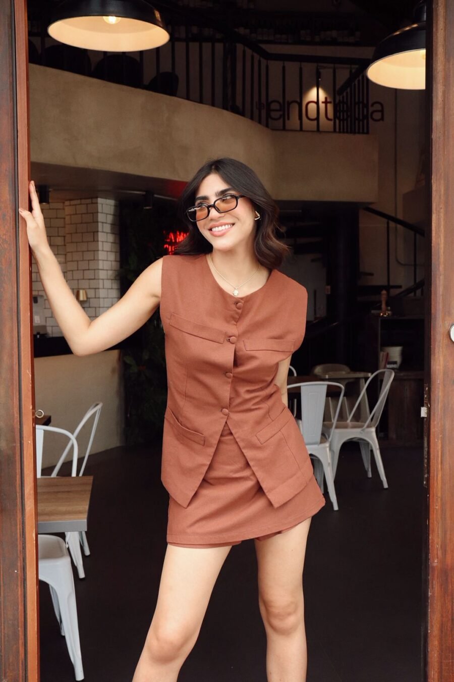 Chaleco Renata largo en lino, con abertura lateral que aporta movimiento y elegancia. Disponible en tallas S, M y L.