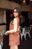 Chaleco Renata largo en lino, con abertura lateral que aporta movimiento y elegancia. Disponible en tallas S, M y L.
