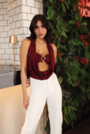 Blusa Venecia en acetato, con hebilla central y tela drapeada al cuello. Disponible en tallas S y M.