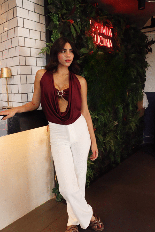 Blusa Venecia en acetato, con hebilla central y tela drapeada al cuello. Disponible en tallas S y M.