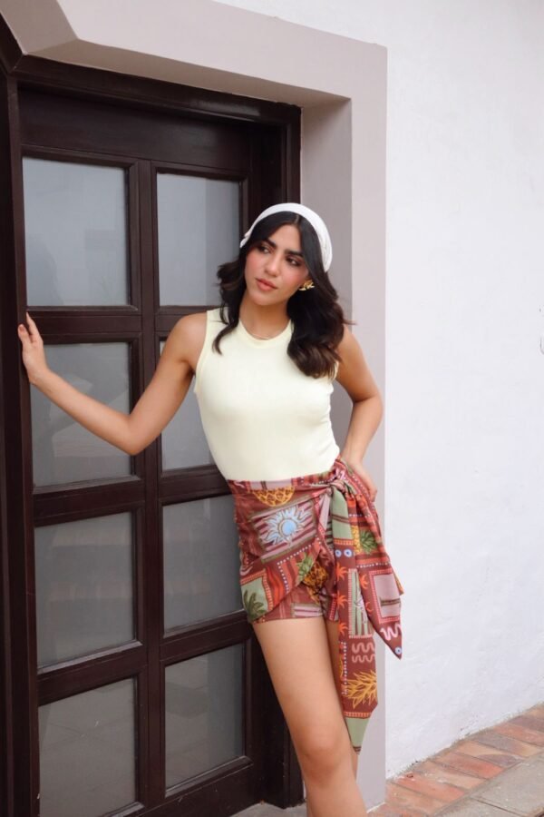 Body Ámbar en tela rib, cuello redondo, básico y versátil. Disponible en tallas S y M.