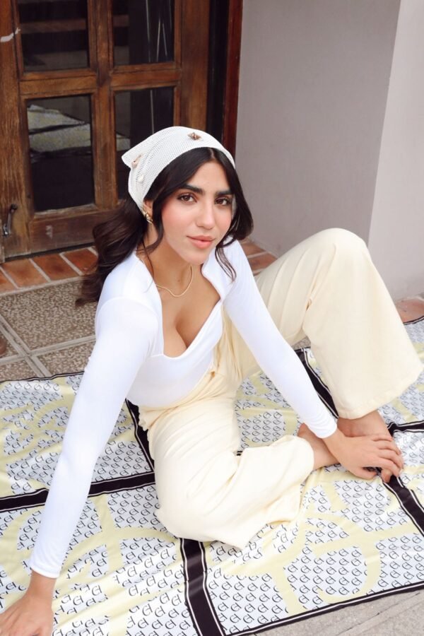 Body Luciana en acetato de alta calidad, con manga larga diagonal y cuello cuadrado. Disponible en tallas S y M.