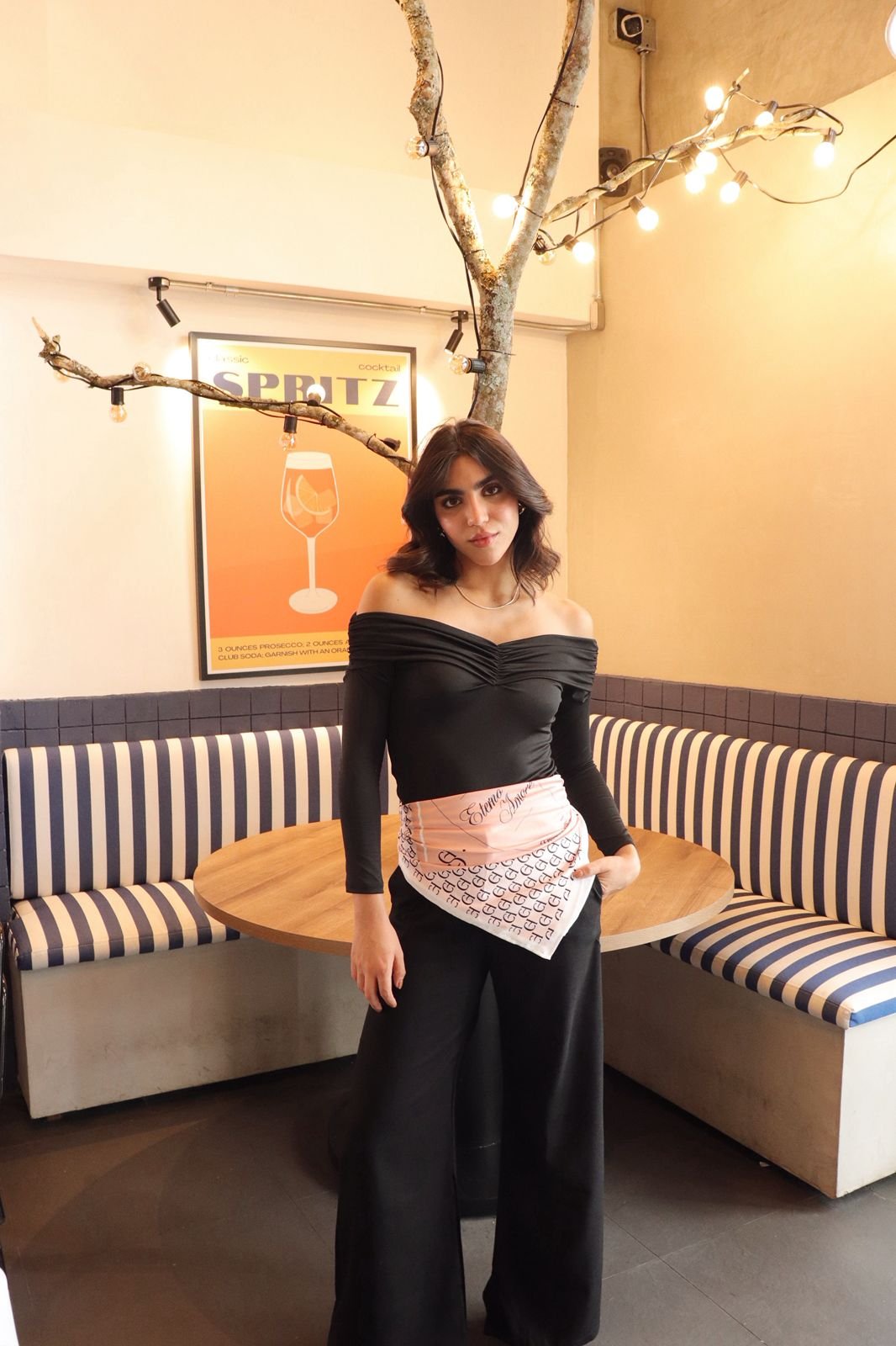 Buzo Rosalia en acetato, con cuello bandeja, fruncido delantero y hombros con volumen. Disponible en tallas S y M.