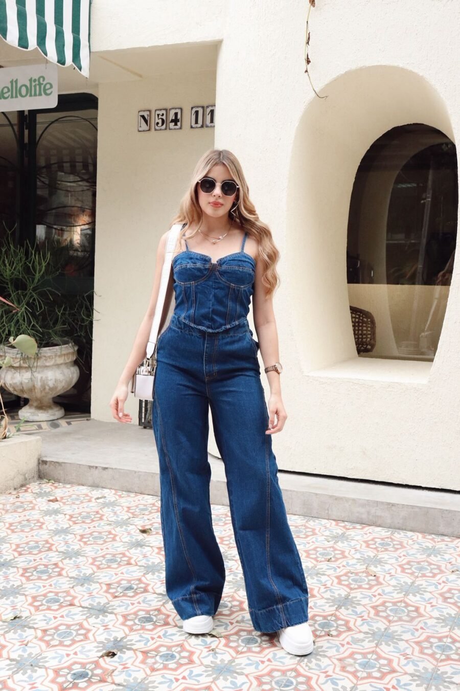 Corset Vera en denim oscuro con tiras ajustables y espalda encauchada.