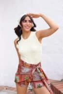 Falda short Bella en seda, con diseño envolvente, amarre lateral y cierre invisible. Disponible en tallas S, M y L.