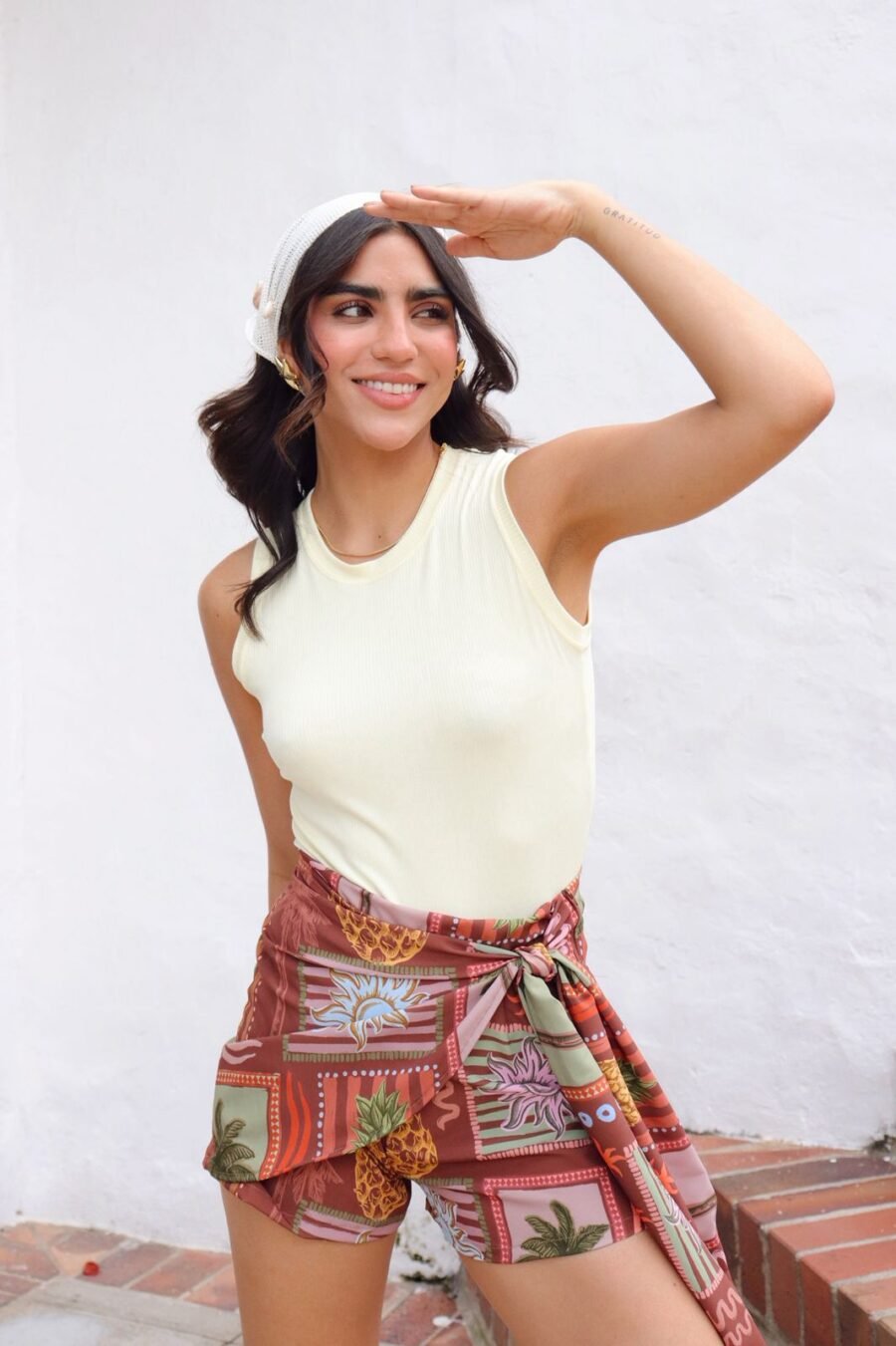 Falda short Bella en seda, con diseño envolvente, amarre lateral y cierre invisible. Disponible en tallas S, M y L.