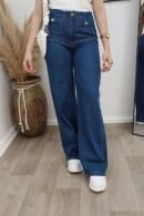 Jean Lexa wide leg en denim semirrígido, tiro alto con bolsillos frontales y botones decorativos.