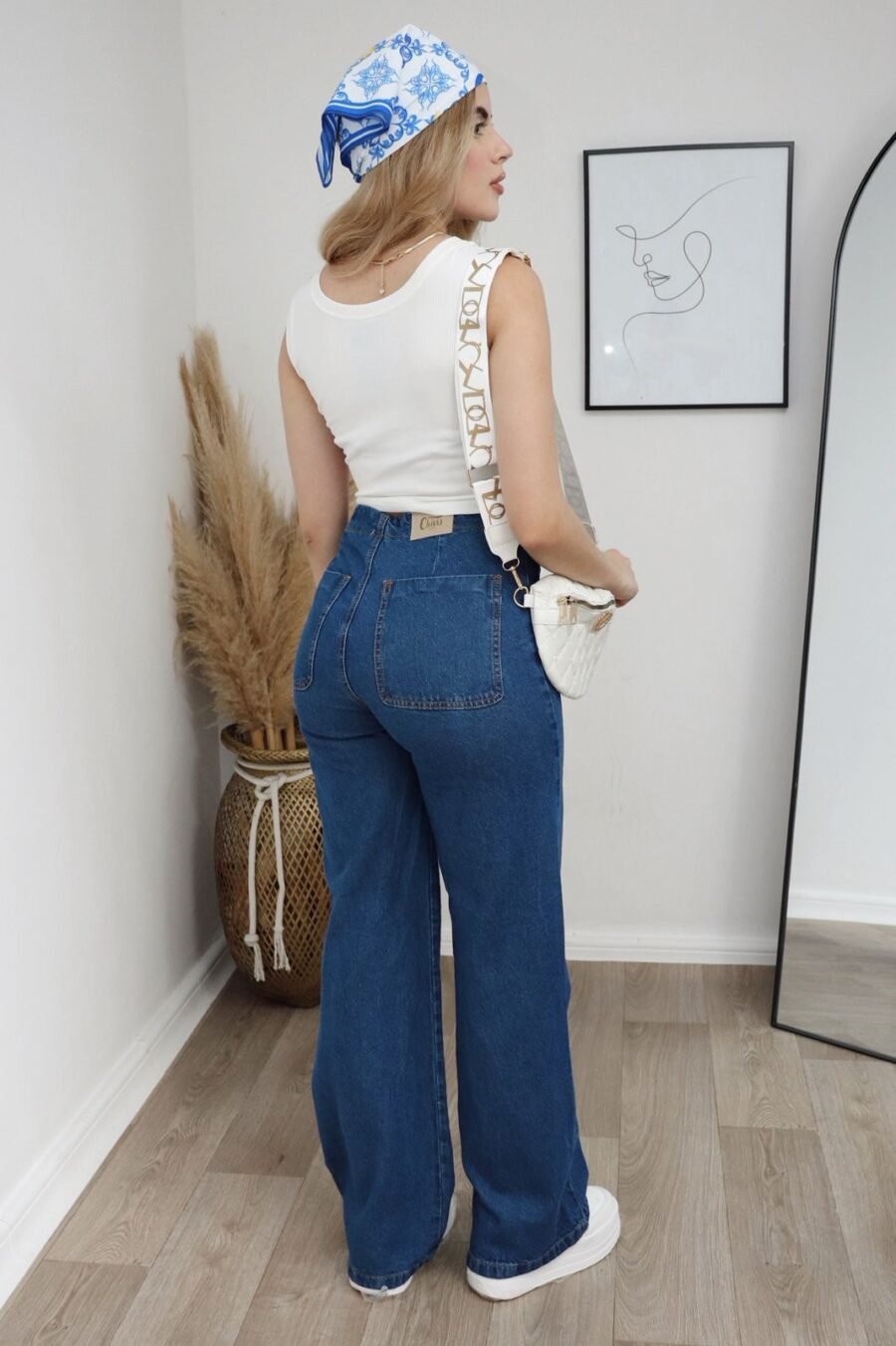 Jean Lexa wide leg en denim semirrígido, tiro alto con bolsillos frontales y botones decorativos.