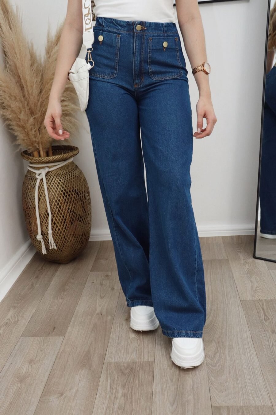 Jean Lexa wide leg en denim semirrígido, tiro alto con bolsillos frontales y botones decorativos.