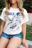 Camiseta oversize en algodón licrado suave con estampado exclusivo, corte amplio y fit relajado.