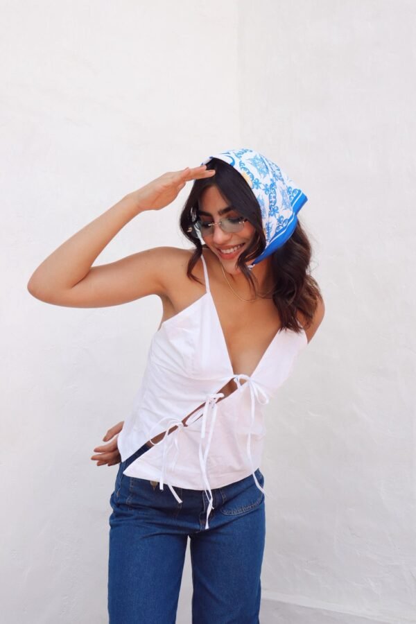 Pañoleta cuadrada en seda satín de 50x50 cm, ligera y vibrante, inspirada en la frescura mediterránea.