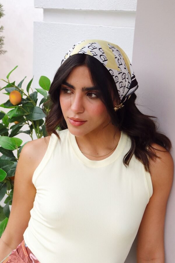 Pañoleta de seda satín en formato cuadrado 50x50 cm, ligera, elegante y versátil, ideal para complementar cualquier look.