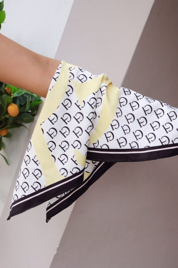 Pañoleta de seda satín en formato cuadrado 50x50 cm, ligera, elegante y versátil, ideal para complementar cualquier look.