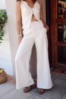 Pantalón palazzo en lino ligero, tiro alto y silueta amplia, disponible en tallas S, M y L.