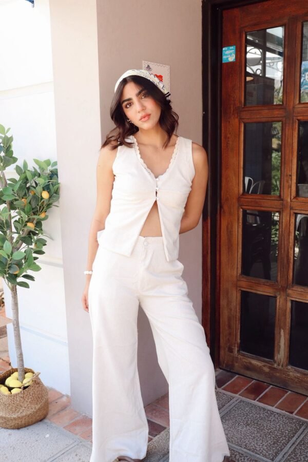 Pantalón palazzo en lino ligero, tiro alto y silueta amplia, disponible en tallas S, M y L.