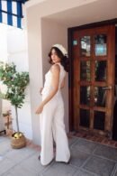 Pantalón palazzo en lino ligero, tiro alto y silueta amplia, disponible en tallas S, M y L.