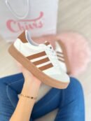 Tenis Addi en tendencia con suela marrón y detalles en beige de textura aterciopelada. Horma nacional. Disponible en tallas 35 a 39.