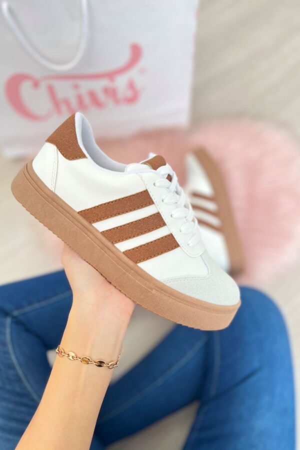 Tenis Addi en tendencia con suela marrón y detalles en beige de textura aterciopelada. Horma nacional. Disponible en tallas 35 a 39.