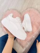 Tenis Nova en tono blanco marfil, diseño alto, elegante y versátil. Horma nacional. Tallas 35 a 39.